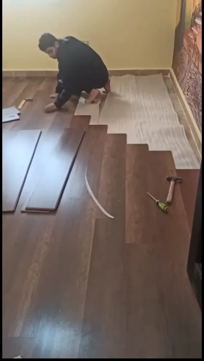 صورة مقدمة من Gold Flooring لمرحلة تركيب ألواح أرضية فوق طبقة عازل